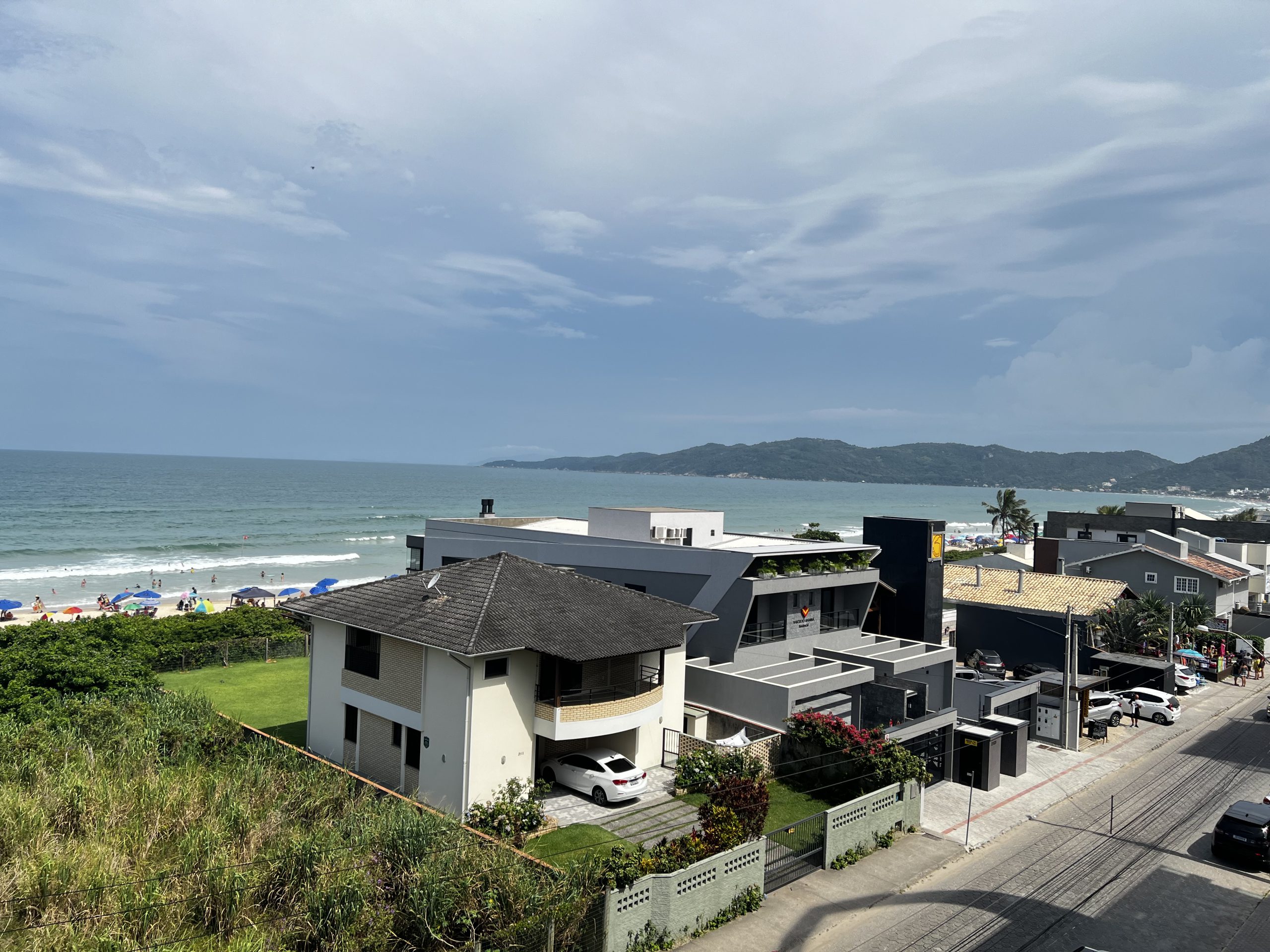 Corretor de imoveis na praia do Mariscal scaled - Rocccoimob Imobiliária em Bombinhas