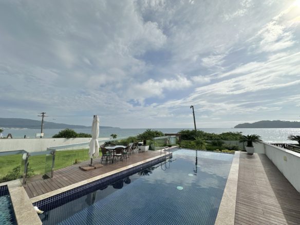 Apartamento frente avenida com piscina no centro de bombinhas 2 scaled - Rocccoimob Imobiliária em Bombinhas