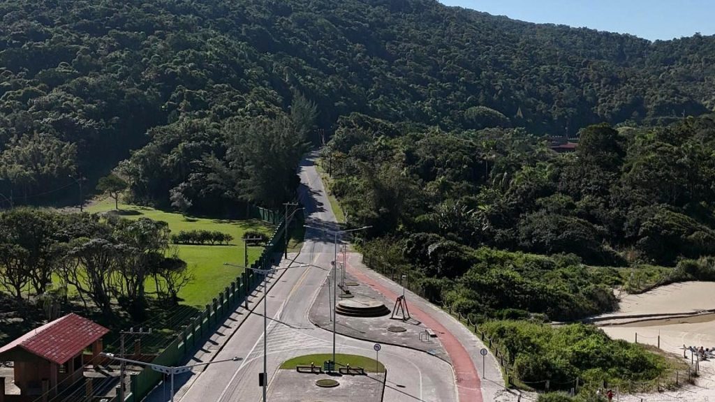 Avenue with bike path and parking in Mariscal, Bombinhas - Rocccoimob Real estate in Bombinhas