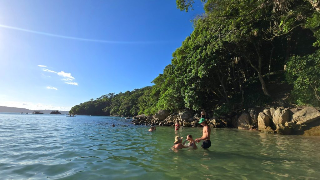 Familia aproveitando o mar calmo na Praia do Bigua em Bombinhas 1024x576 - Rocccoimob Imobiliária em Bombinhas