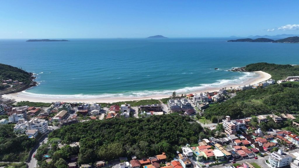 Praia de Quatro Ilhas - Roccoimob Imobiliária em Bombinhas Playa Quatro Ilhas - Rocccoimob Inmobiliaria en Bombinhas