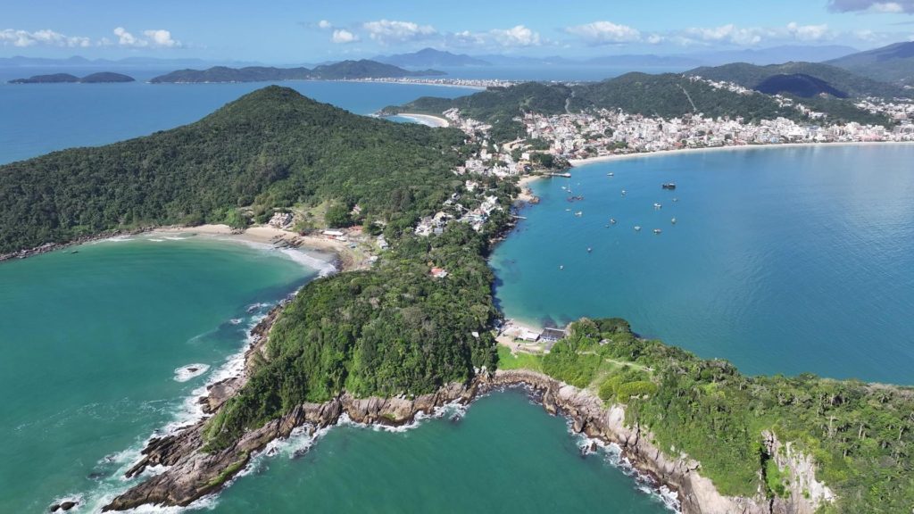 Praia em Bombinhas, SC - Roccoimob Imobiliária em Bombinhas Praia em Bombinhas, SC - Rocccoimob Imobiliária em Bombinhas