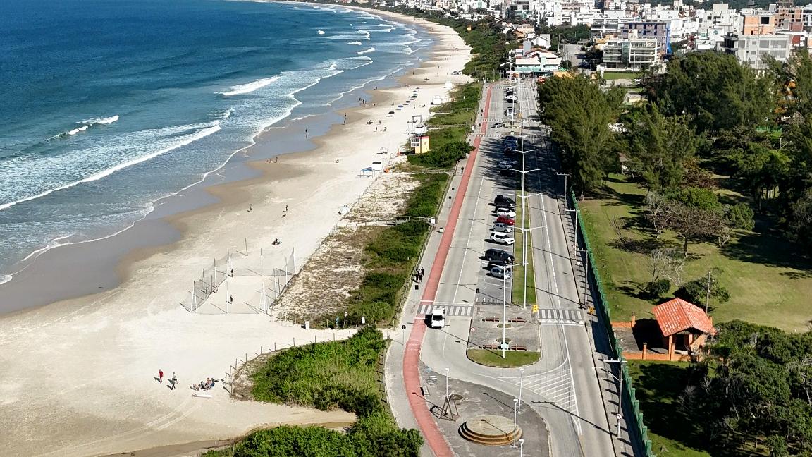 Vista aérea da orla de Bombinhas com ciclovia - Rocccoimob Imobiliária em Bombinhas