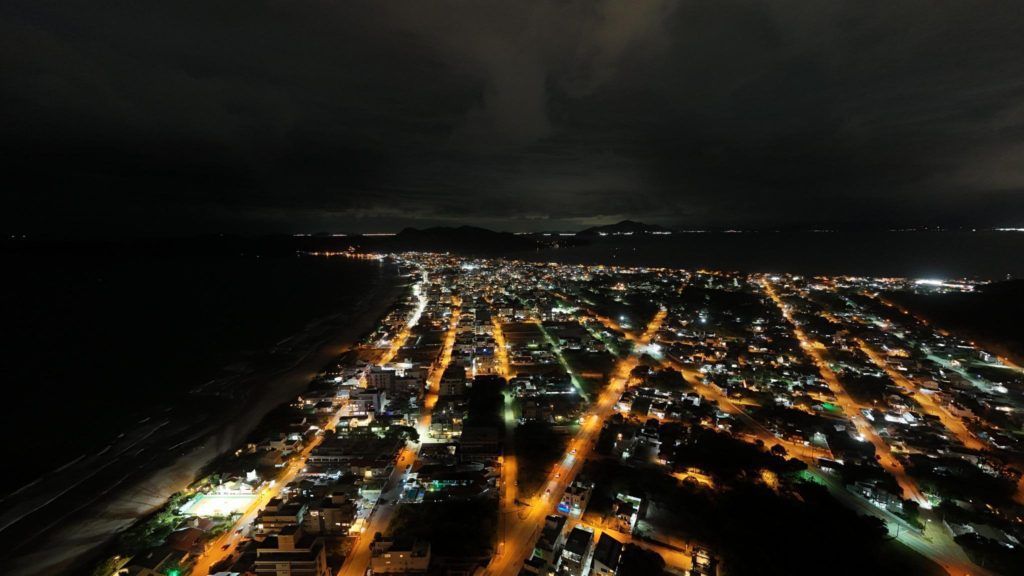 Vista aérea nocturna de Bombinhas con las luces de la ciudad y la playa al fondo 1024x576 - Roccoimob Inmobiliaria en Bombinhas Vista aérea nocturna de Bombinhas con las luces de la ciudad y la playa al fondo 1024x576 - Rocccoimob Inmobiliaria en Bombinhas