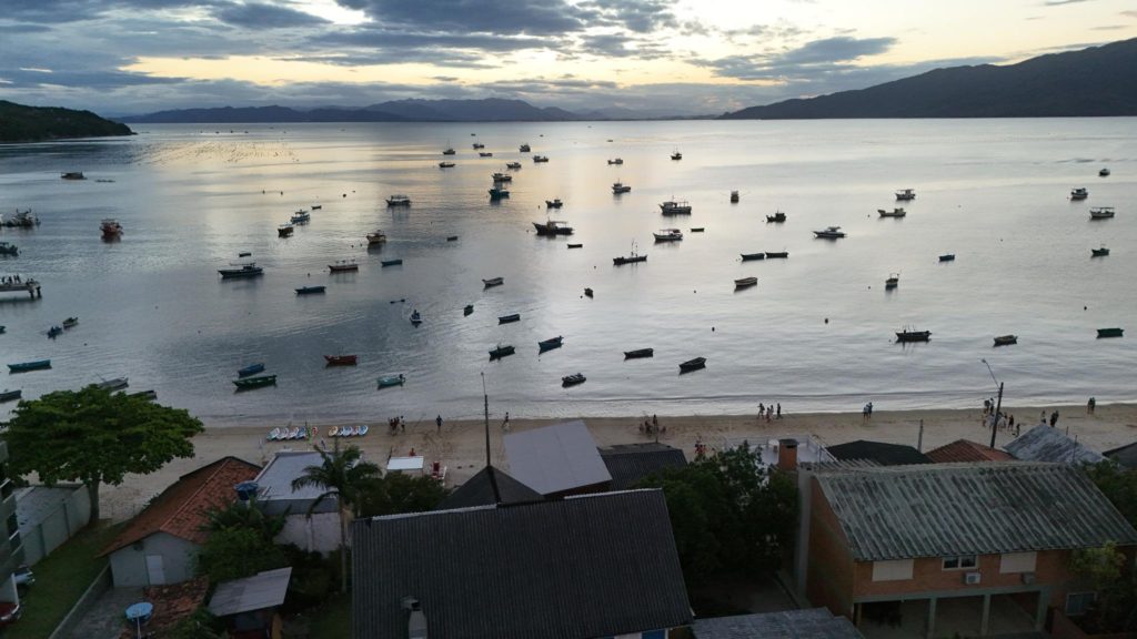 Vista da praia em Bombinhas com barcos ancorados 1024x576 - Roccoimob Imobiliária em Bombinhas Vista da praia em Bombinhas com barcos ancorados 1024x576 - Rocccoimob Imobiliária em Bombinhas