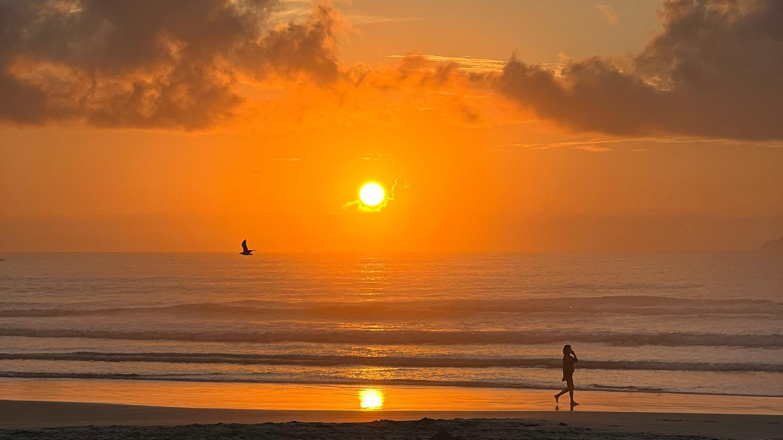 Praia de Bombinhas no fim do dia - Rocccoimob Imobiliária em Bombinhas