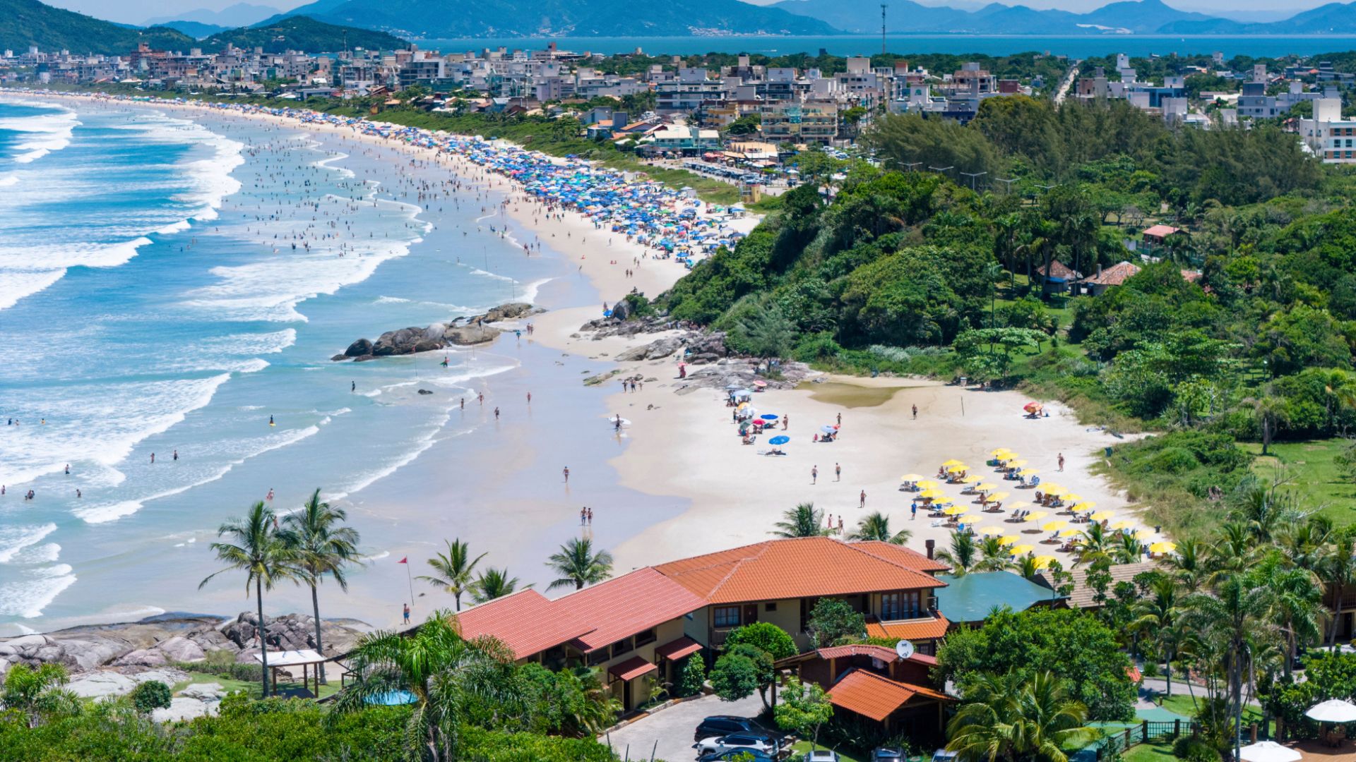 Vista aérea de Mariscal, uma das melhores praias de Bombinhas para quem planeja viagem ao Brasil em 2026 - Roccoimob Imobiliária em Bombinhas Aerial view of Mariscal, one of the best beaches in Bombinhas for those planning a trip to Brazil in 2026 - Rocccoimob Real estate in Bombinhas