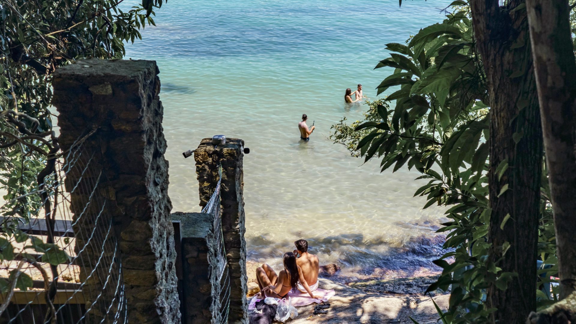 Visitantes em área de banho em Bombinhas, beneficiada pela TPA - Rocccoimob Imobiliária em Bombinhas