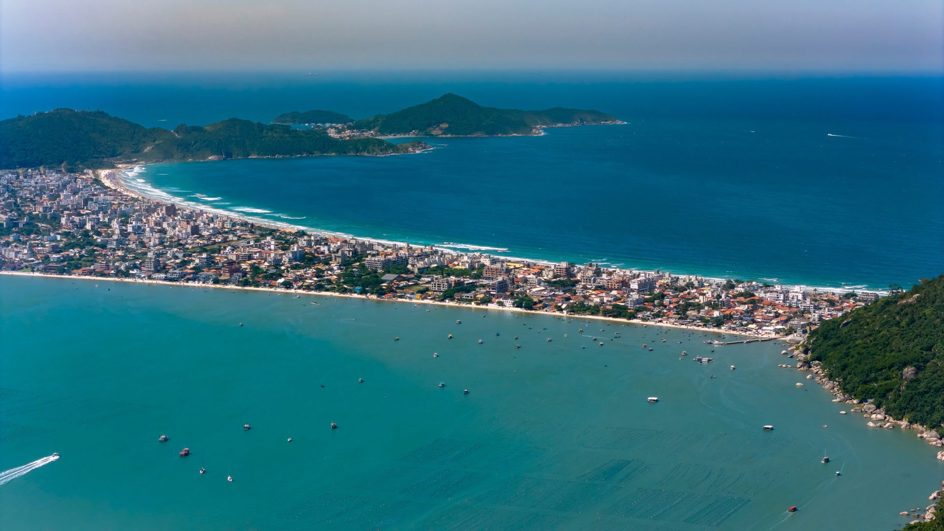 Vista aérea de destinos para investir em imóveis no Brasil - Rocccoimob Imobiliária em Bombinhas