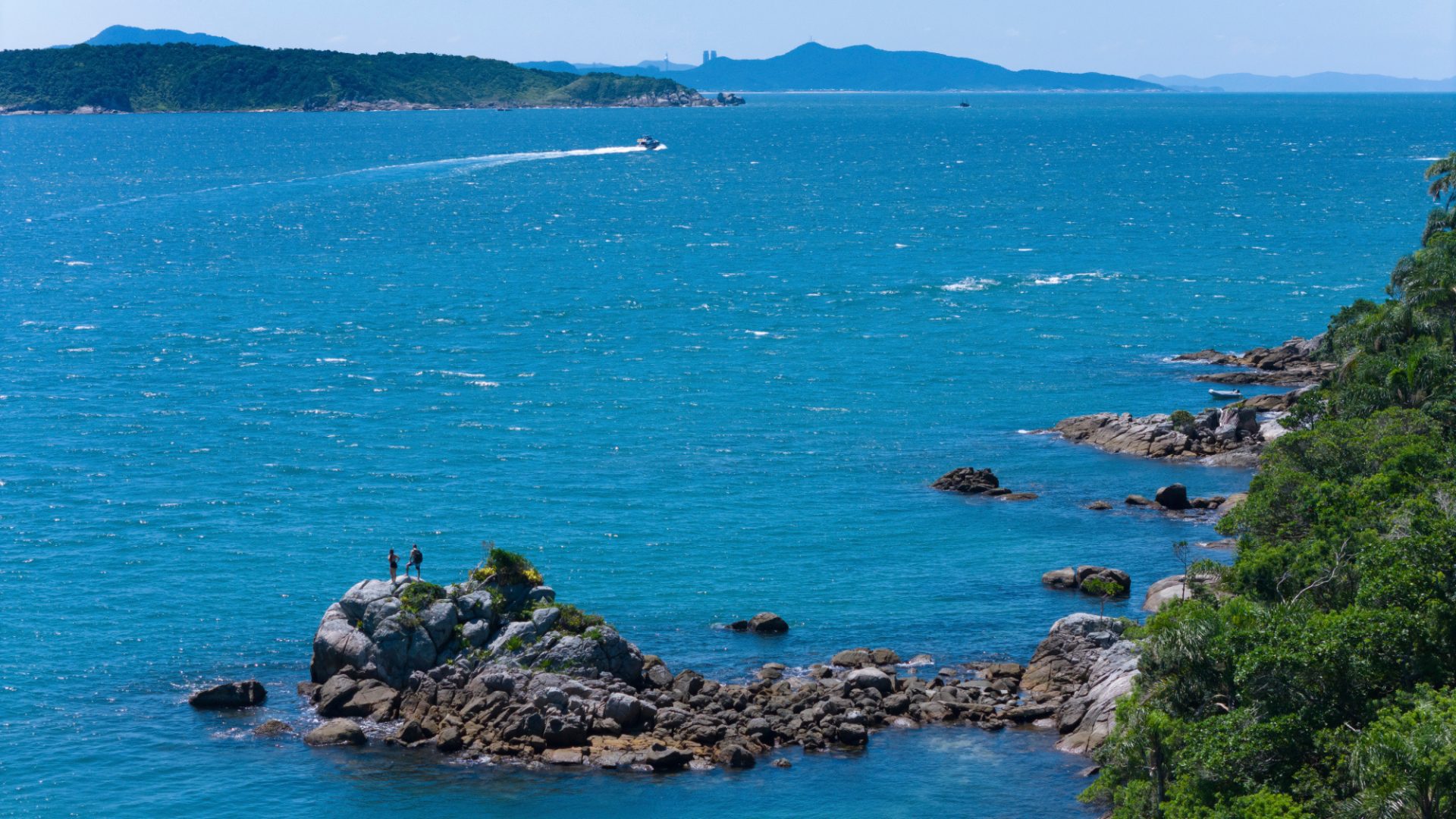 Quais sao as praias de Bombinhas adequadas para banho Conheca as certificadas com Bandeira Azul 1 - Rocccoimob Imobiliária em Bombinhas
