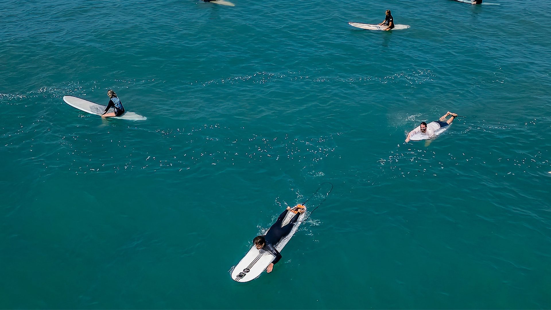 Surfistas aproveitam as ondas constantes do mar da Praia do Mariscal, conhecida pelas águas limpas e agitadas - Roccoimob Imobiliária em Bombinhas Los surfistas disfrutan de las constantes olas del mar en Praia do Mariscal, conocida por sus aguas limpias y agitadas - Rocccoimob Real Estate en Bombinhas