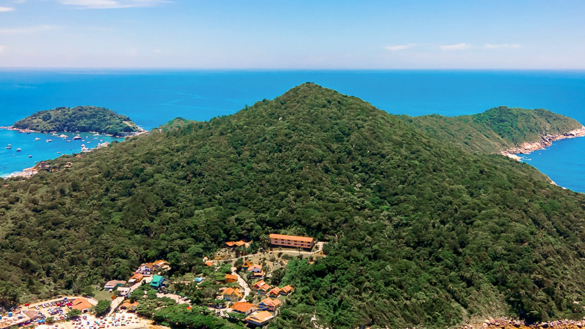 Vista aérea da Praia de Mariscal em Bombinhas, reconhecida pela Bandeira Azul como uma das praias mais limpas da região, com mar aberto e areia clara - Roccoimob Imobiliária em Bombinhas Vista aérea da Praia de Mariscal em Bombinhas, reconhecida pela Bandeira Azul como uma das praias mais limpas da região, com mar aberto e areia clara - Rocccoimob Imobiliária em Bombinhas