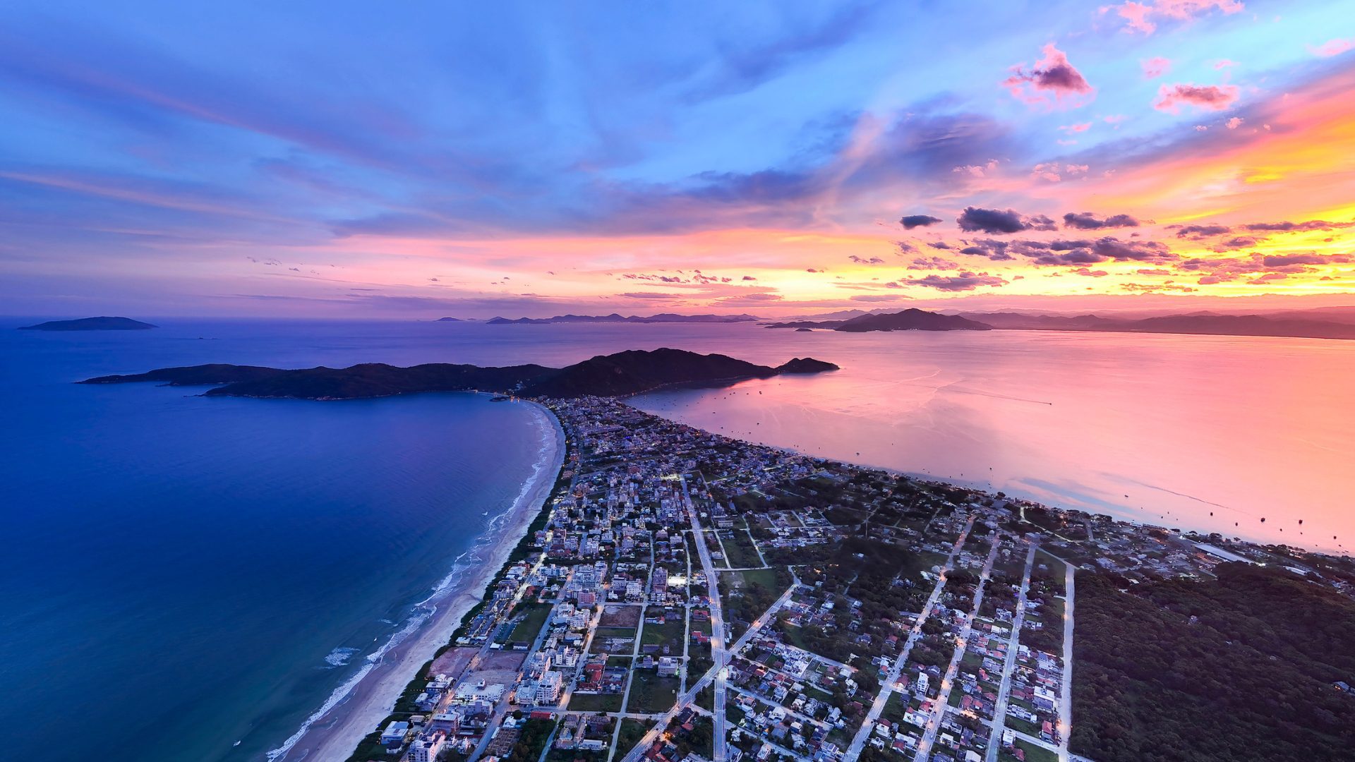 Vista aérea de Bombinhas SC, un destino consolidado entre los turistas argentinos. - Roccoimob Bienes raíces en Bombinhas Vista aérea de Bombinhas SC, un destino consolidado entre los turistas argentinos. - Rocccoimob Bienes raíces en Bombinhas