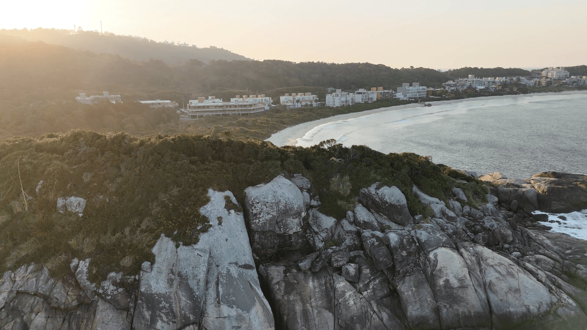 Vista aérea de Bombinhas com praia ilustrando turismo sustentável e valorização imobiliária ligados ao saneamento - Roccoimob Imobiliária em Bombinhas Vista aérea de Bombinhas con playa que ilustra el turismo sostenible y la valorización inmobiliaria vinculada al saneamiento - Rocccoimob Inmobiliaria en Bombinhas