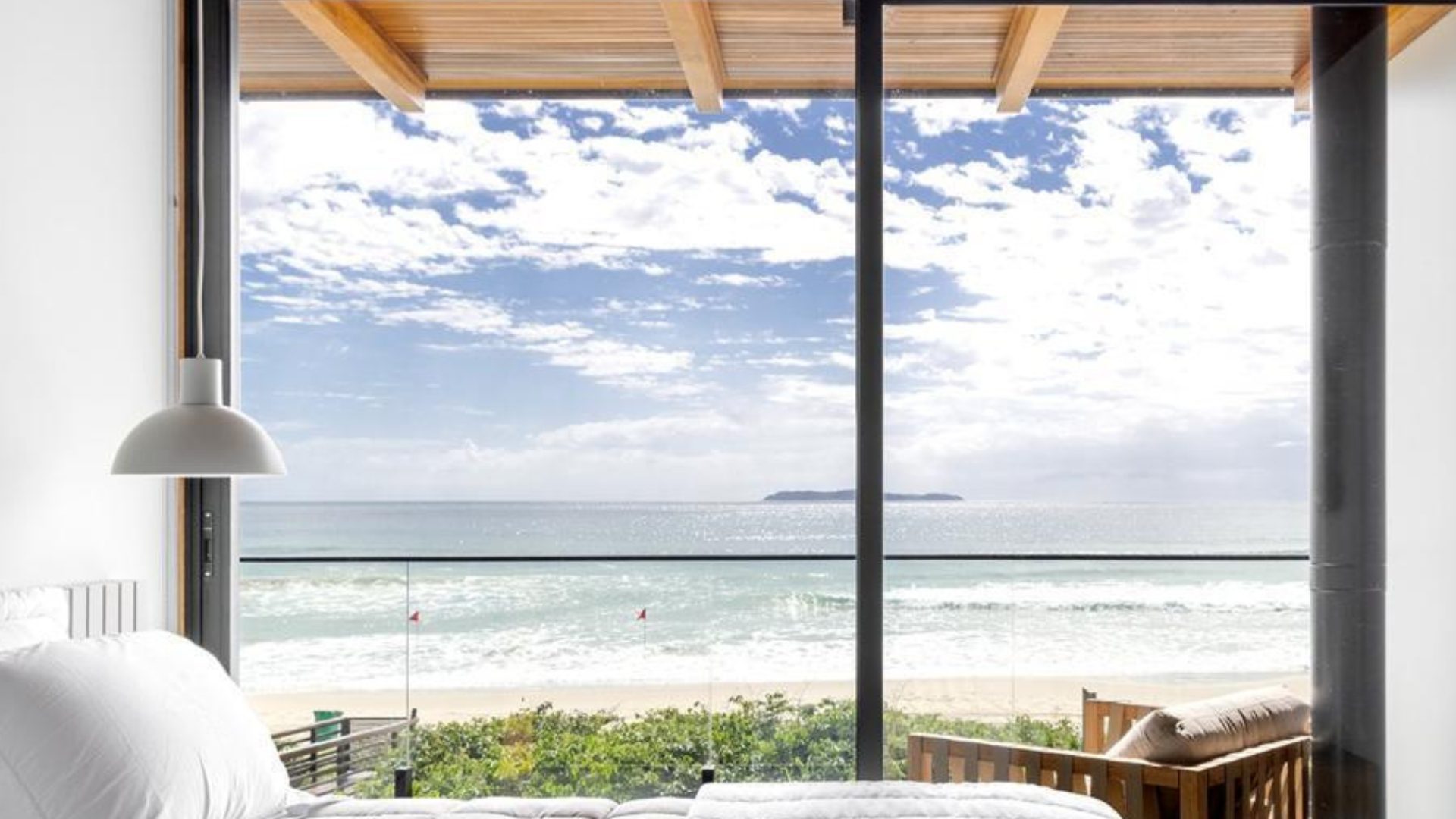 Vista de Canto Grande em Bombinhas a partir de imóvel de temporada - Rocccoimob Imobiliária em Bombinhas