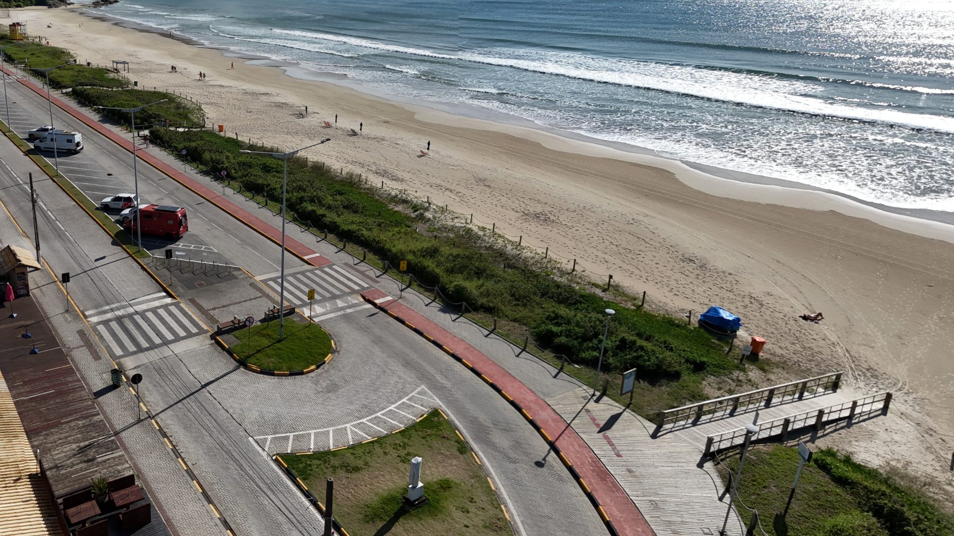 Vista urbana que representa o conceito de cidade de 15 minutos - Roccoimob Imobiliária em Bombinhas Urban view that represents the concept of a 15-minute city - Rocccoimob Real estate in Bombinhas