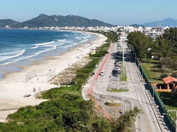 Litoral de Bombinhas SC destaque entre investidores que trocam imoveis em Orlando por oportunidades no Brasil scaled - Rocccoimob Imobiliária em Bombinhas