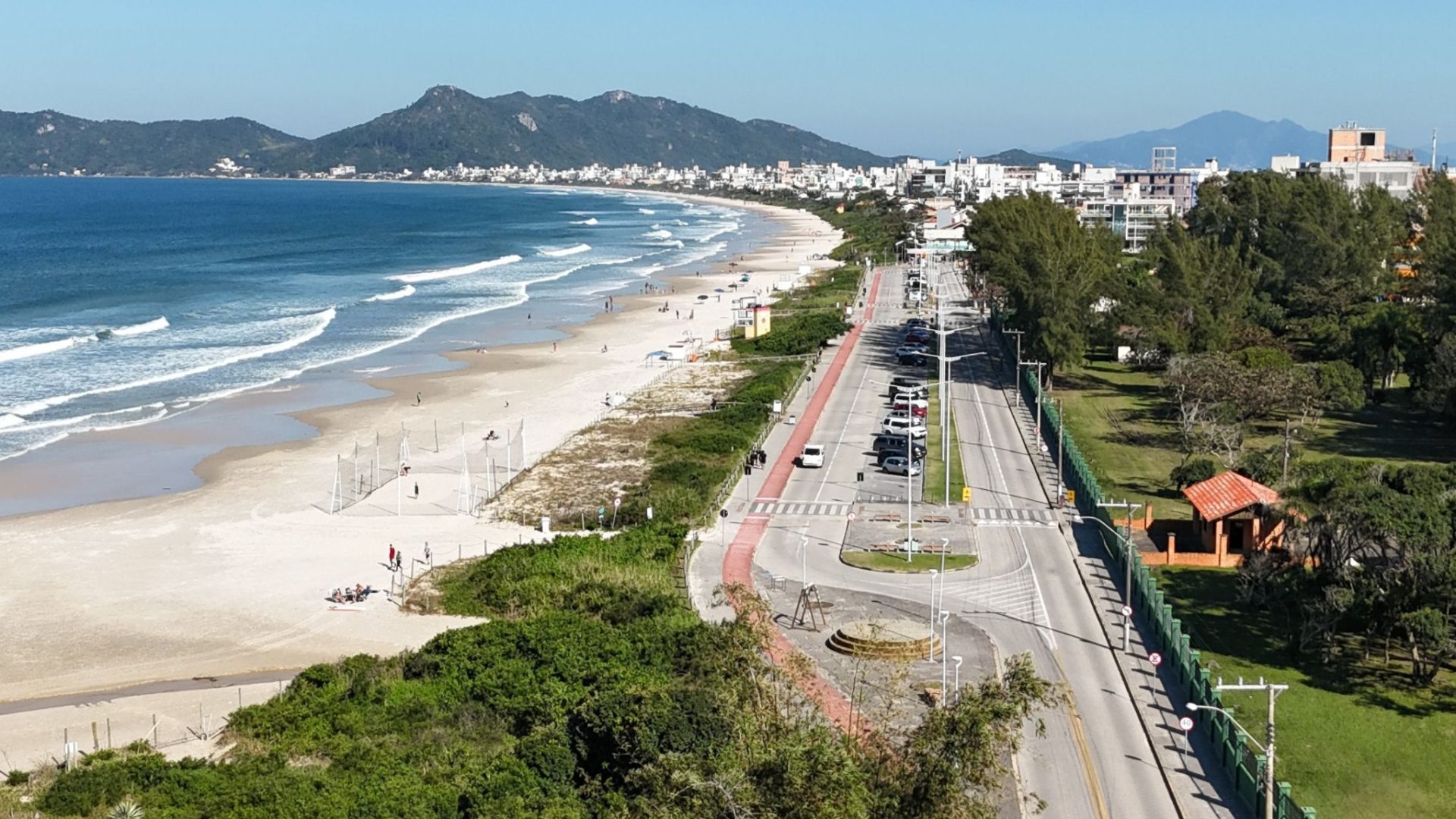 Litoral de Bombinhas SC destaque entre investidores que trocam imoveis em Orlando por oportunidades no Brasil scaled - Rocccoimob Imobiliária em Bombinhas