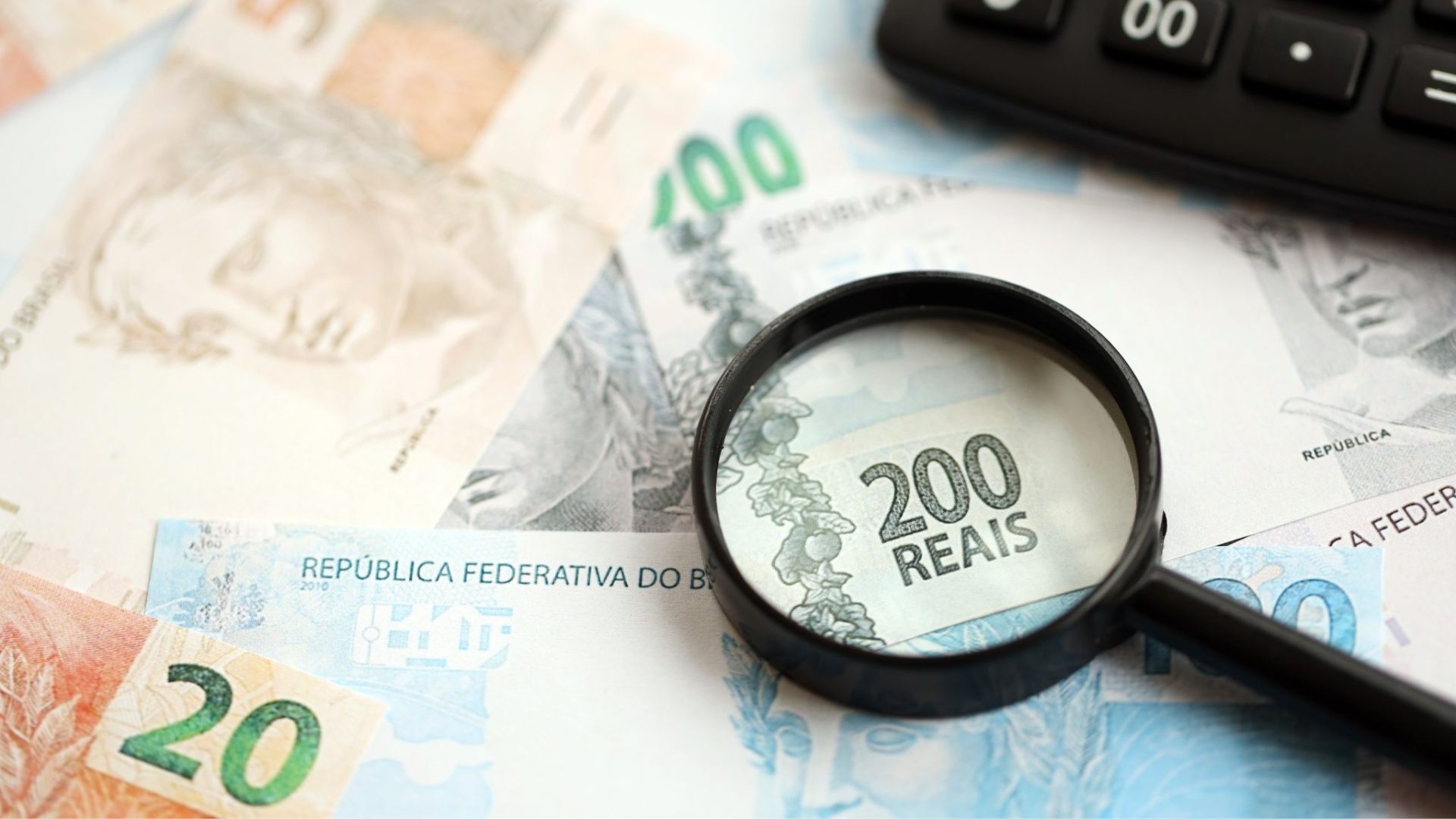 Sinais de queda da Selic e o que isso pode representar para o mercado imobiliario de alto padrao scaled - Rocccoimob Imobiliária em Bombinhas