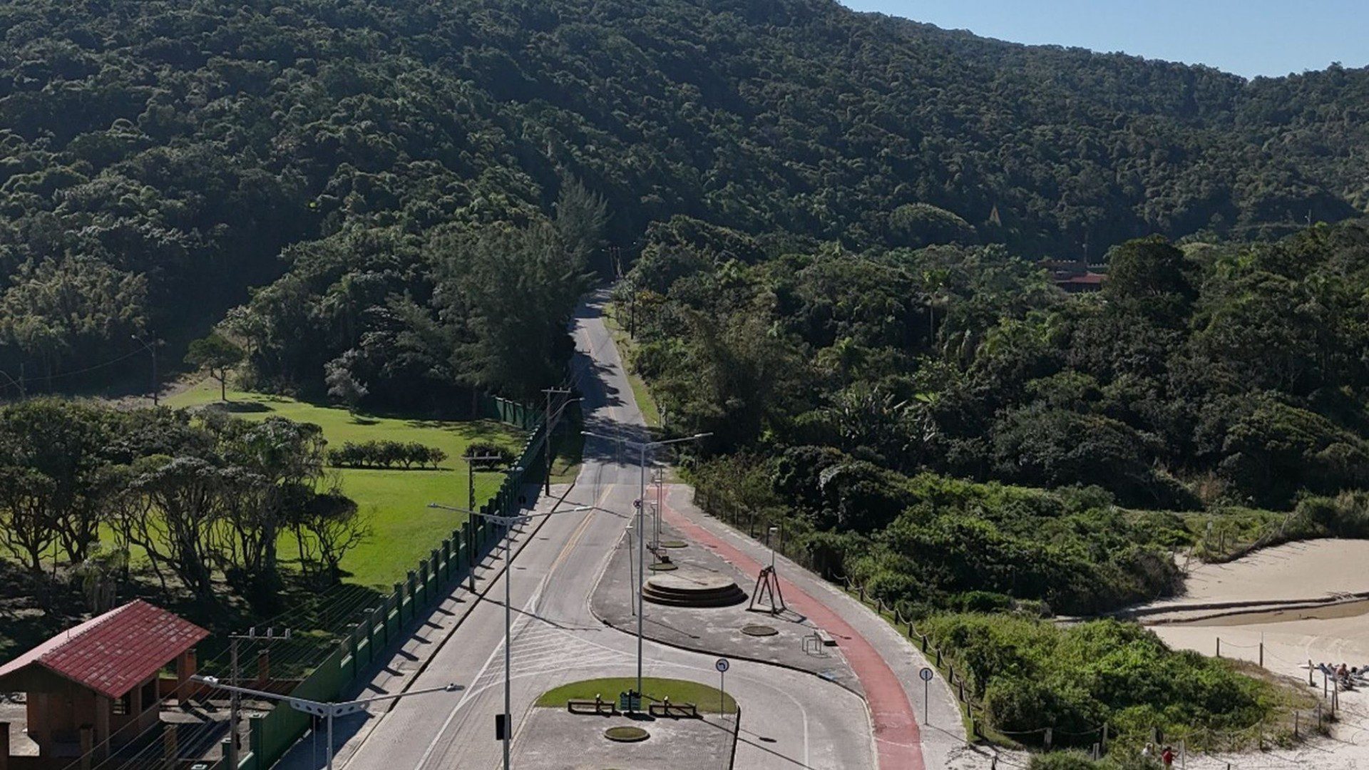 Access road to one of the beaches of Bombinhas, in the middle of the vegetation of the Costa Smeralda, before the increase in movement on New Year's Eve - Rocccoimob Real estate in Bombinhas