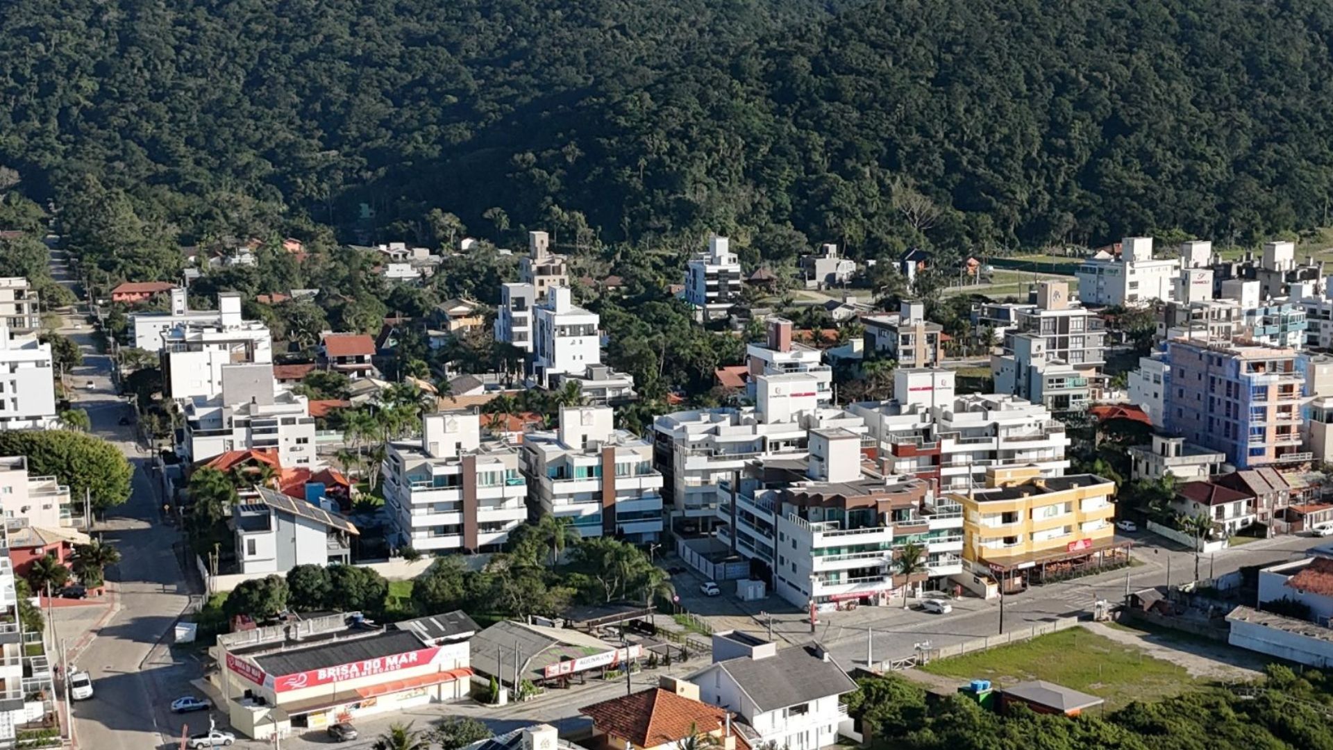Aerial of Mariscal and Canto Grande showing residential buildings near the beach, preserved green area and the real estate density typical of the most valued regions of Bombinhas. - Rocccoimob Real Estate in Bombinhas 