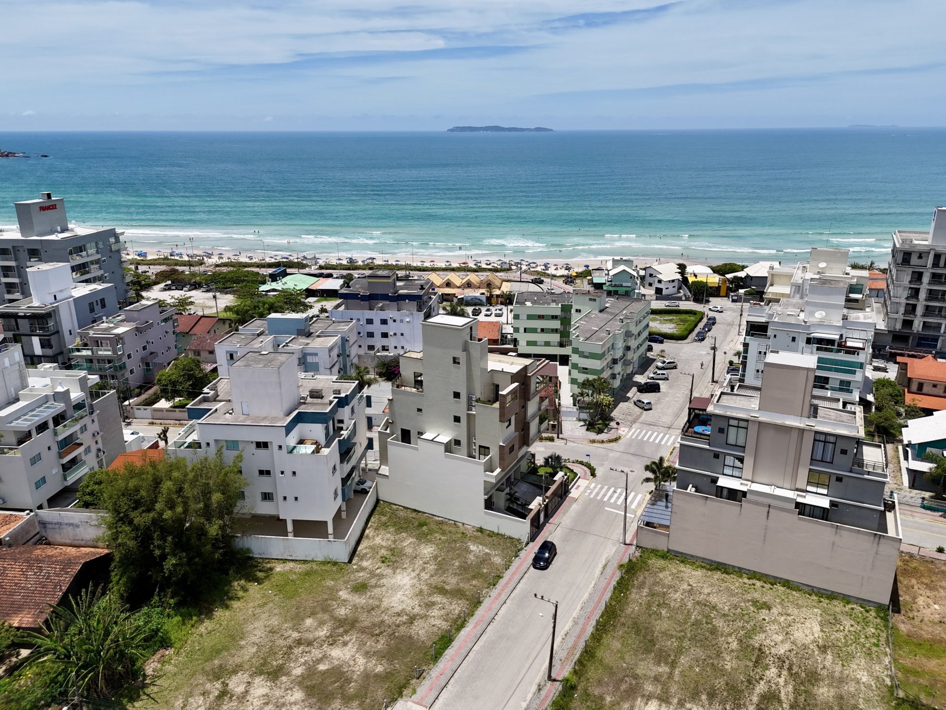 Apartamento mobiliado em Mariscal, Bombinhas!dji fly 20251115 115132 0401 1763219390183 photo - Rocccoimob Imobiliária em Bombinhas