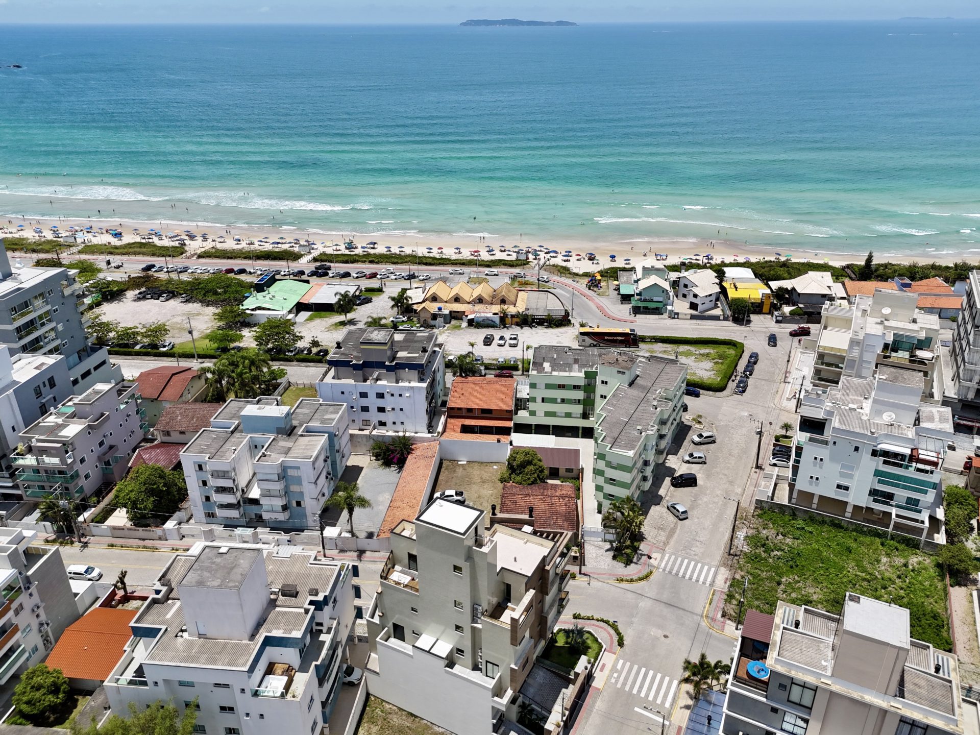 Apartamento mobiliado em Mariscal, Bombinhas!dji fly 20251115 115148 0402 1763219390670 photo - Rocccoimob Imobiliária em Bombinhas