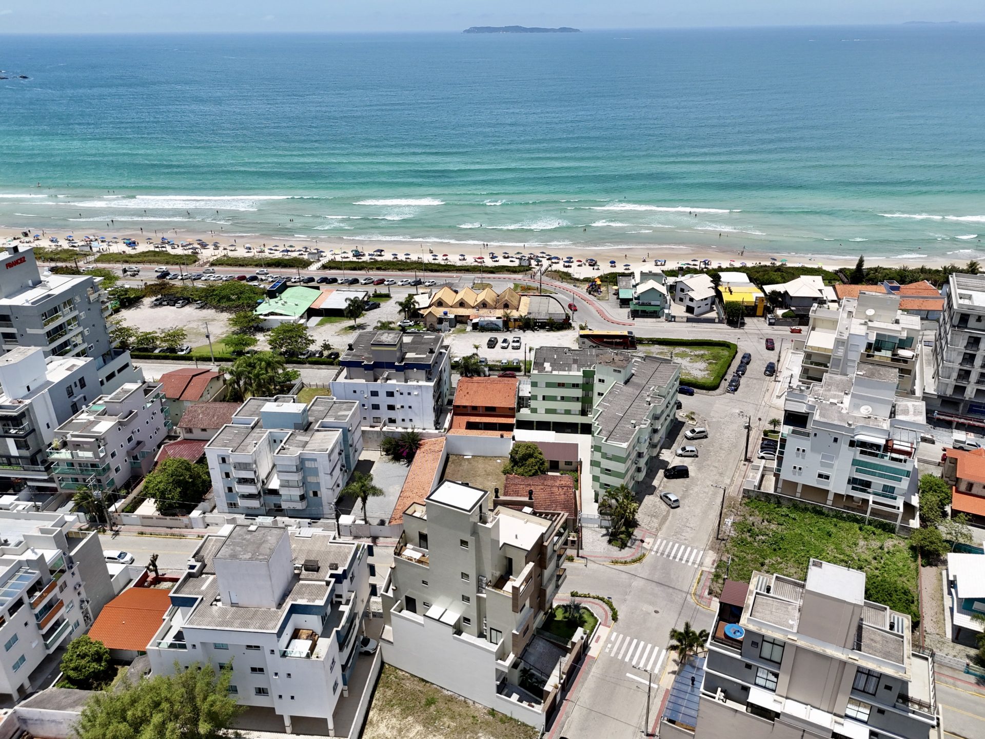 Apartamento mobiliado em Mariscal, Bombinhas!dji fly 20251115 115210 0403 1763219391353 photo - Rocccoimob Imobiliária em Bombinhas