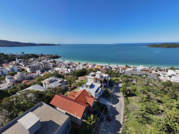 Casa à venda em Bombinhasdji fly 20251110 154238 0363 1762867869092 pano - Rocccoimob Imobiliária em Bombinhas