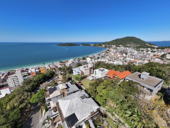 Casa à venda em Bombinhasdji fly 20251110 154324 0364 1762867867584 pano - Rocccoimob Imobiliária em Bombinhas