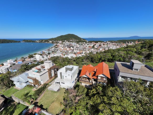 Casa à venda em Bombinhasdji fly 20251110 154416 0365 1762867866469 pano - Rocccoimob Imobiliária em Bombinhas