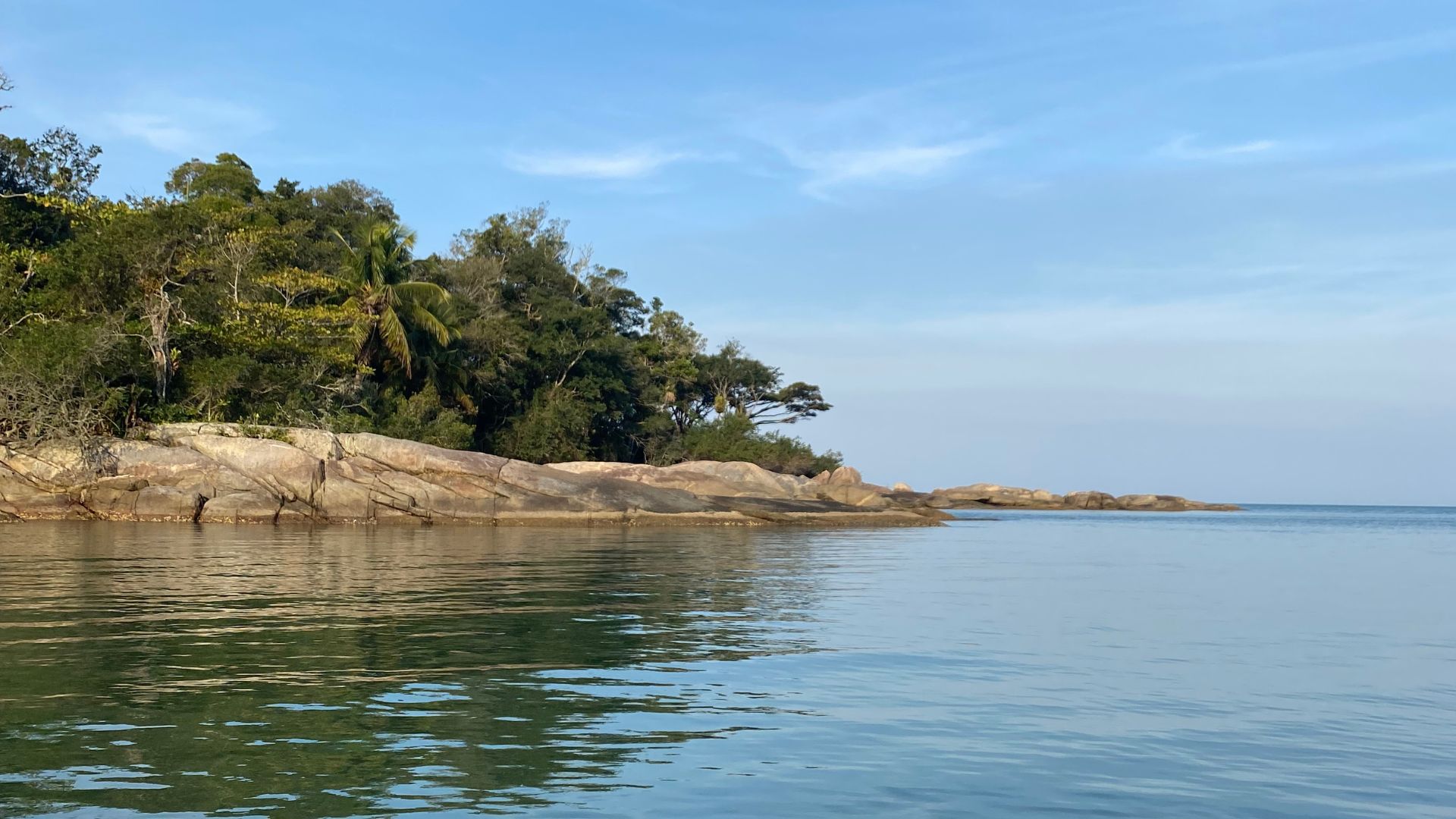 Sad Beach in Bombinhas (SC), with blue sea and native vegetation around, one of the most preserved areas of the Santa Catarina coast - Rocccoimob Real Estate in Bombinhas