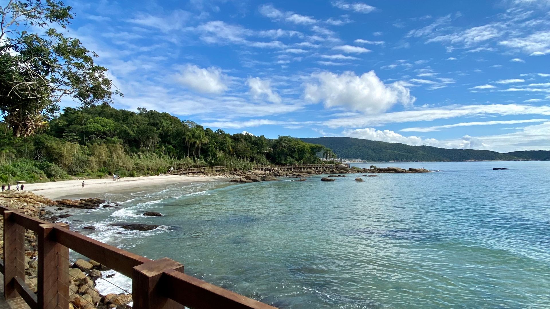 Praia do Ribeiro in Bombinhas, a short strip of sand between the beaches of Bombas and Bombinhas, with calm seas and views of local boats. - Rocccoimob Real Estate in Bombinhas 
