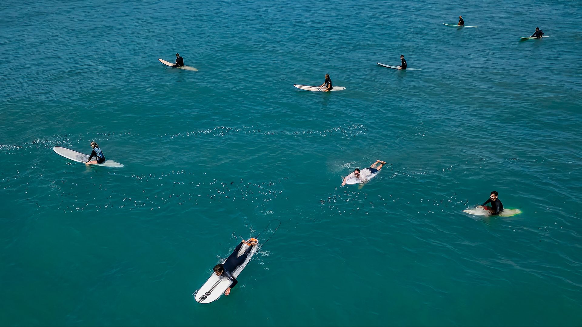 Prática de surf que atrai visitantes que planejam viajar para Bombinhas - Rocccoimob Imobiliária em Bombinhas