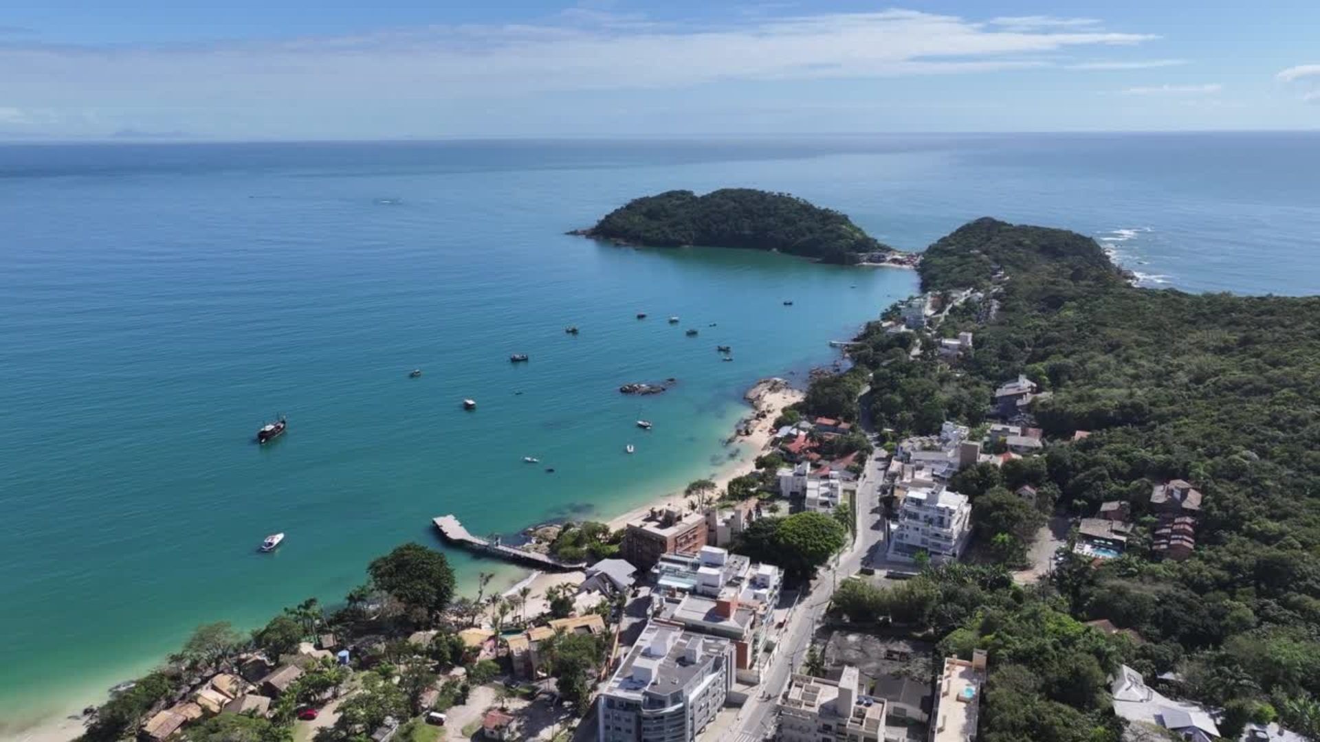 Aerial view of Bombinhas with boats near the coast, showing the area used for nautical tourism and the proximity of valued properties near the sea - Rocccoimob Real estate in Bombinhas