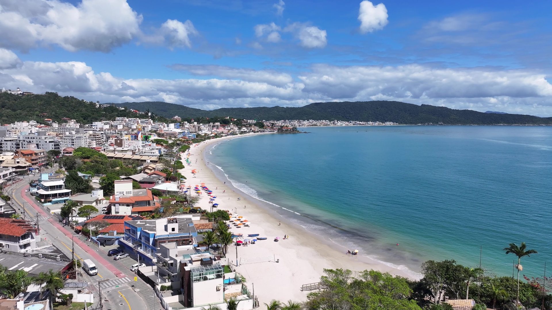 Costa de Bombinhas cerca de la Costa de Zimbros, con playas con acceso a senderos y zonas protegidas - Rocccoimob Real Estate en Bombinhas