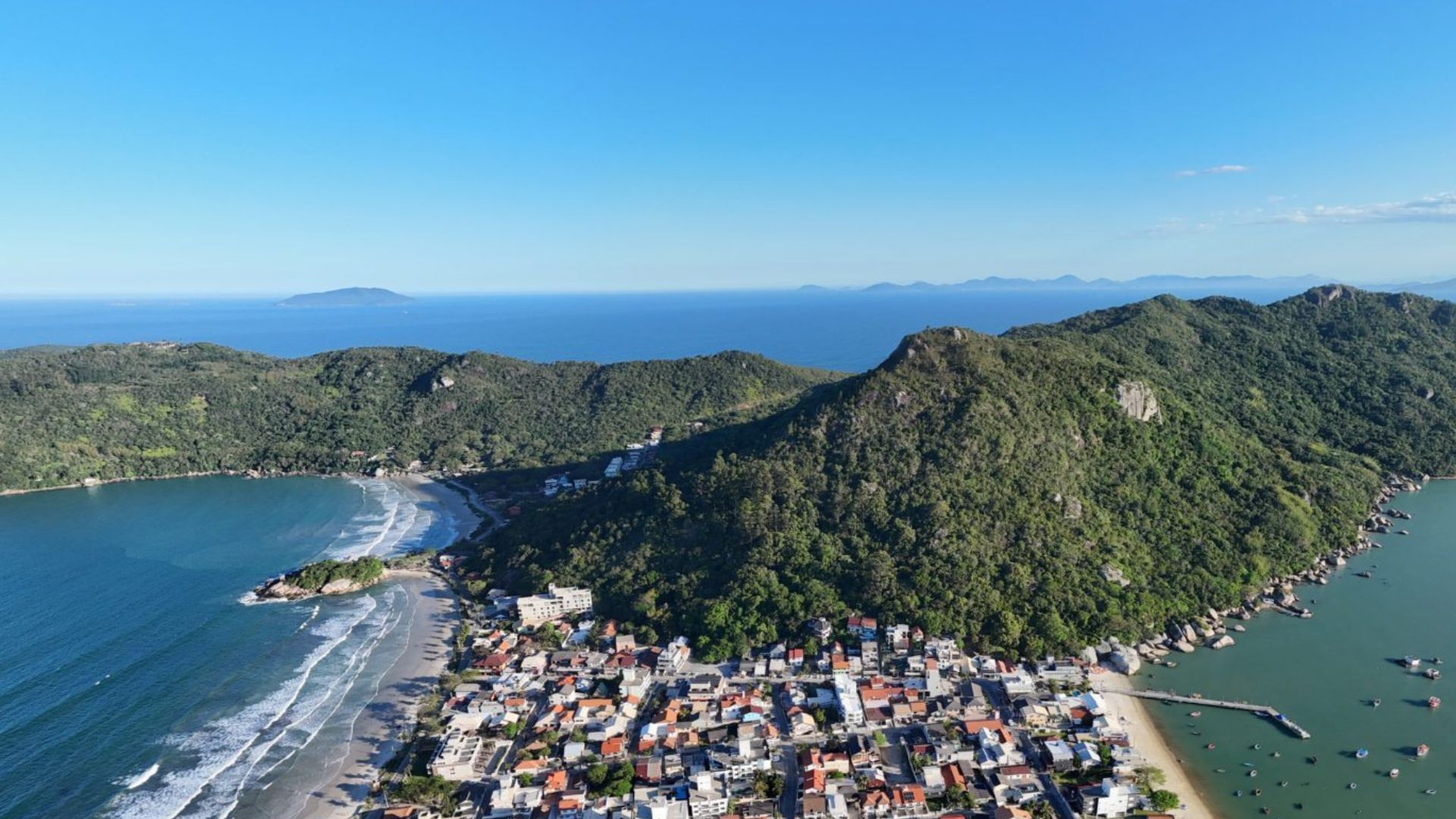 Vista aérea de Canto Grande, en Bombinhas, mostrando áreas valoradas que podrían verse afectadas por el nuevo modelo de financiación inmobiliaria en 2026 - Rocccoimob Real Estate en Bombinhas