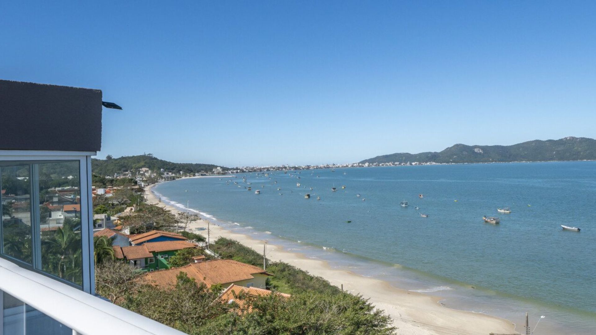 Vista aérea do litoral de Bombinhas com marinas e imóveis de alto padrão à beira mar, ilustrando a valorização imobiliária impulsionada pela integração entre natureza e infraestrutura - Roccoimob Imobiliária em Bombinhas Vista aérea do litoral de Bombinhas com marinas e imóveis de alto padrão à beira mar, ilustrando a valorização imobiliária impulsionada pela integração entre natureza e infraestrutura - Rocccoimob Imobiliária em Bombinhas