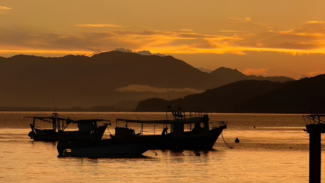 Barcos pesqueros anclados en Zimbros, Bombinhas - Rocccoimob Inmobiliaria en Bombinhas