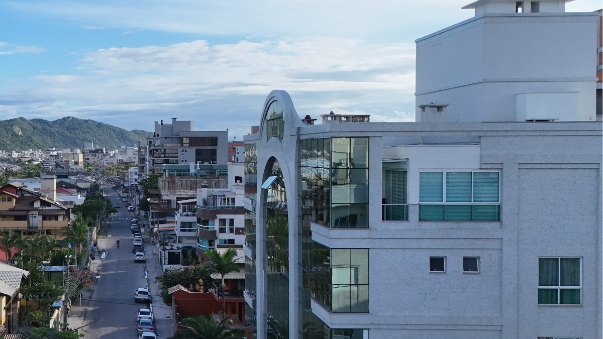 Vista aérea de Bombinhas com imóveis urbanos disponíveis para compradores estrangeiros - Roccoimob Imobiliária em Bombinhas Vista aérea de Bombinhas com imóveis urbanos disponíveis para compradores estrangeiros - Rocccoimob Imobiliária em Bombinhas