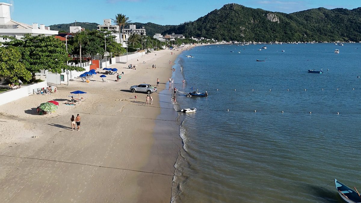 Aerial view of the coast of Bombinhas, in Santa Catarina, highlighting organized urban occupation and preserved natural landscape - Rocccoimob Real Estate in Bombinhas