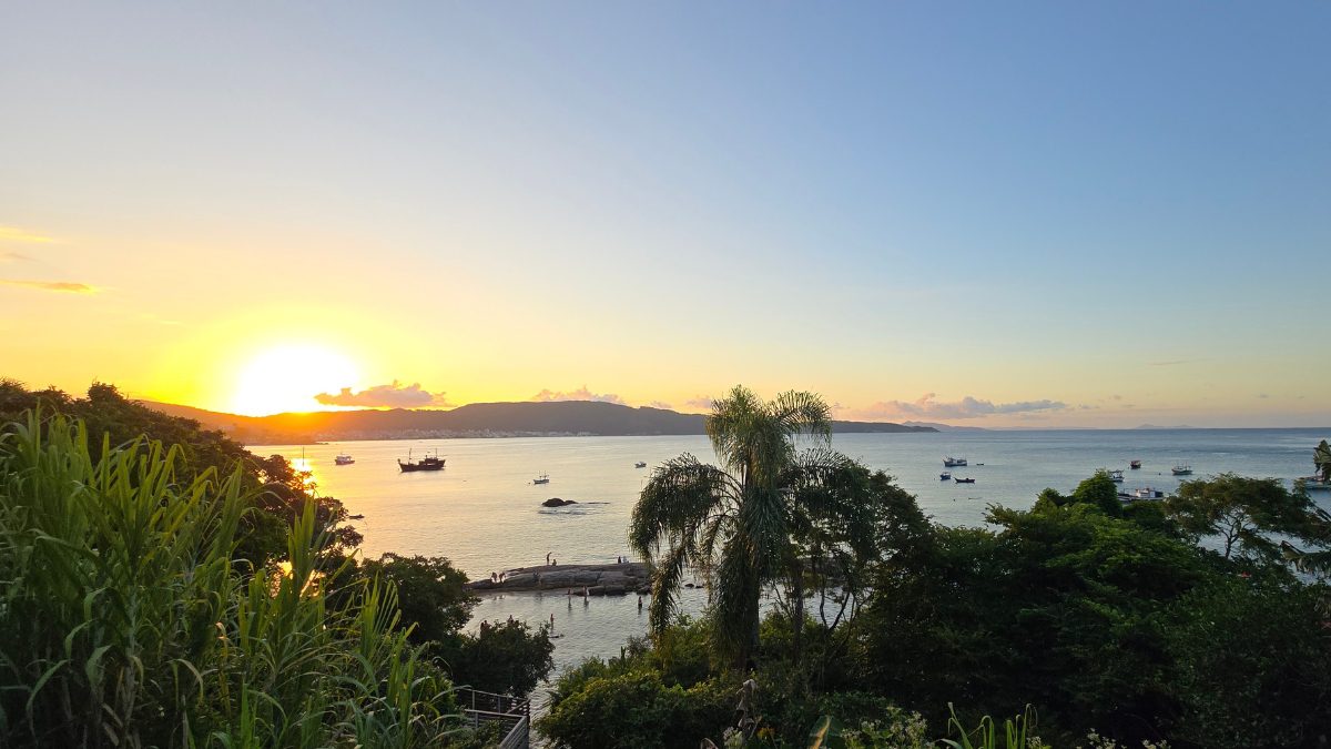 Vistas de la playa de Sepultura en Bombinhas, cerca de la playa de Lagoinha, con mares tranquilos y barcos anclados - Rocccoimob Real Estate en Bombinhas