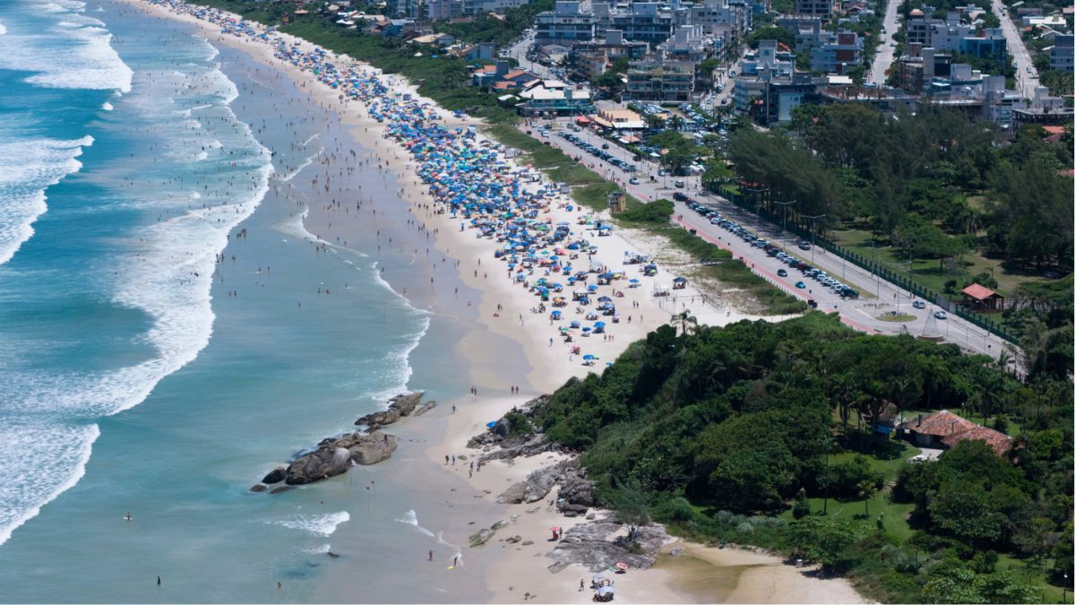 Vista aérea de la playa Mariscal, en Bombinhas, con ocupación urbana organizada y límites naturales del territorio - Rocccoimob Real Estate en Bombinhas