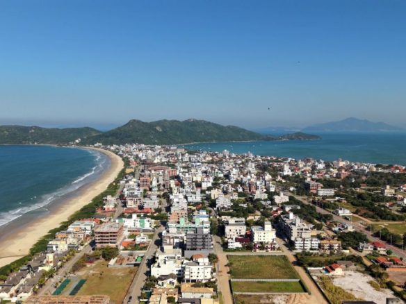 Vista aérea del barrio Mariscal en Bombinhas, con la playa Mariscal, zona residencial organizada y un fuerte potencial de revalorización inmobiliaria - Rocccoimob Real Estate en Bombinhas