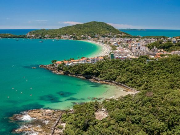 Bombinhas en Santa Catarina, ciudad que acoge un evento cultural al aire libre - Rocccoimob Real Estate en Bombinhas