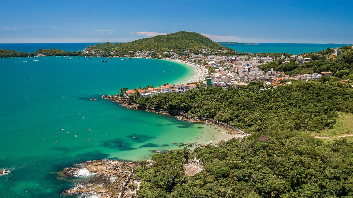 Bombinhas em Santa Catarina, cidade que recebe evento cultural ao ar livre - Rocccoimob Imobiliária em Bombinhas