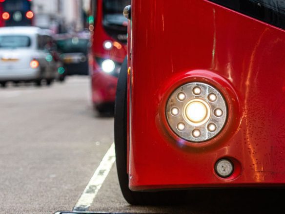 Ônibus urbano em via movimentada representando mobilidade urbana e impacto de sistemas de transporte como BRT no desenvolvimento das cidades - Rocccoimob Imobiliária em Bombinhas