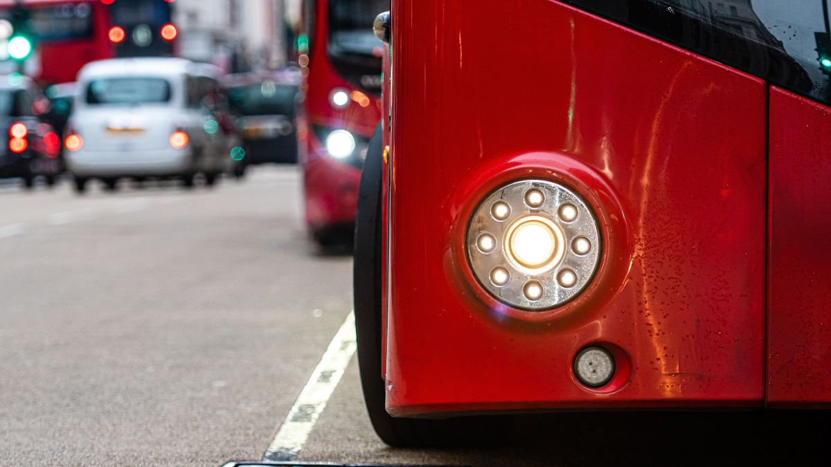 Ônibus urbano em via movimentada representando mobilidade urbana e impacto de sistemas de transporte como BRT no desenvolvimento das cidades - Rocccoimob Imobiliária em Bombinhas