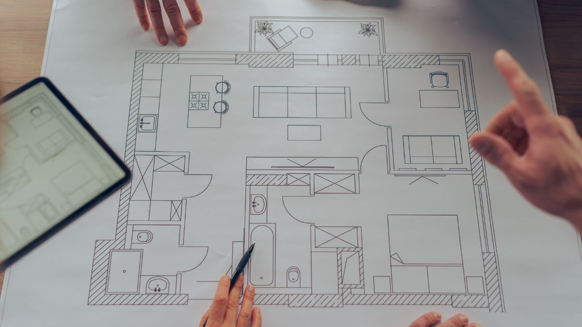 Plano arquitectónico de un apartamento analizado por profesionales, representando la planificación y el diseño de desarrollos inmobiliarios de alto nivel - Rocccoimob Real Estate en Bombinhas