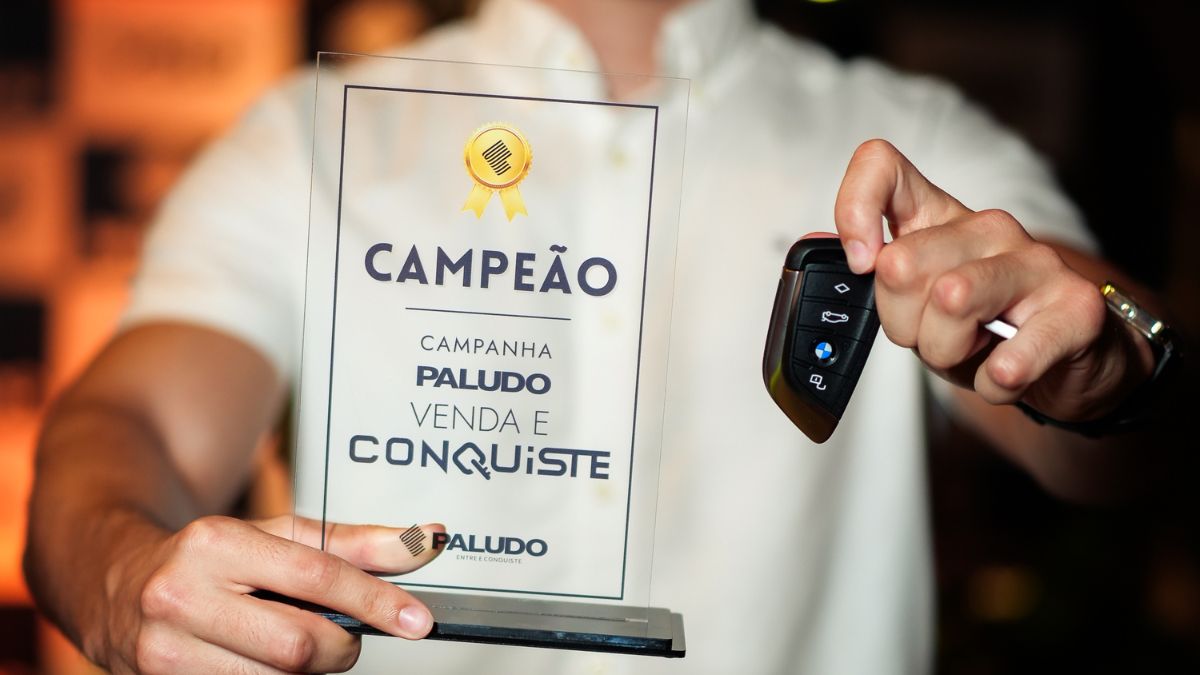 Roccoimob recebe prêmio de campeão na campanha “Venda e Conquiste” da Paludo Incorporadora, com destaque para troféu e chave de BMW em evento do mercado imobiliário em Bombinhas - Rocccoimob Imobiliária em Bombinhas
